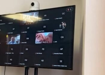 Un cunoscut senator a intrat dezbrăcat în videoconferință
