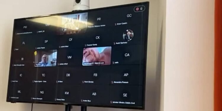 Un cunoscut senator a intrat dezbrăcat în videoconferință