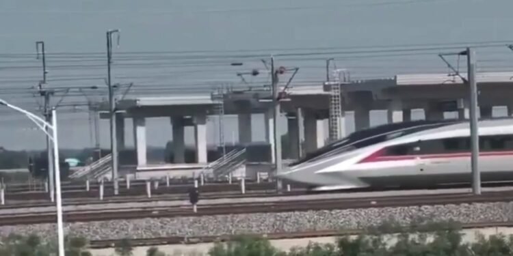 China a testat un vehicul feroviar experimental maglev care a atins 800 km/h în 5,3 secunde