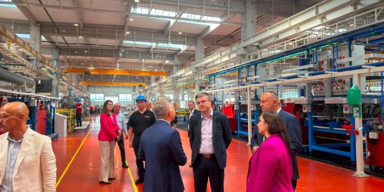 Muncitori chemați din concediu pentru „întâlnirea” cu ministrul. Acuzații de campanie la uzinele de armament