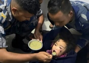Fetiță salvată în Nepal după ce a petrecut trei zile și trei nopți sub noroi