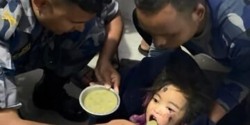 Fetiță salvată în Nepal după ce a petrecut trei zile și trei nopți sub noroi