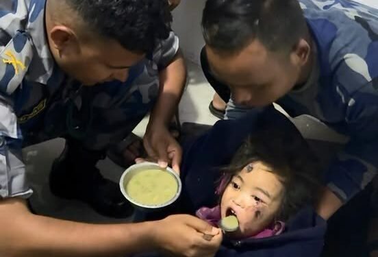 Fetiță salvată în Nepal după ce a petrecut trei zile și trei nopți sub noroi