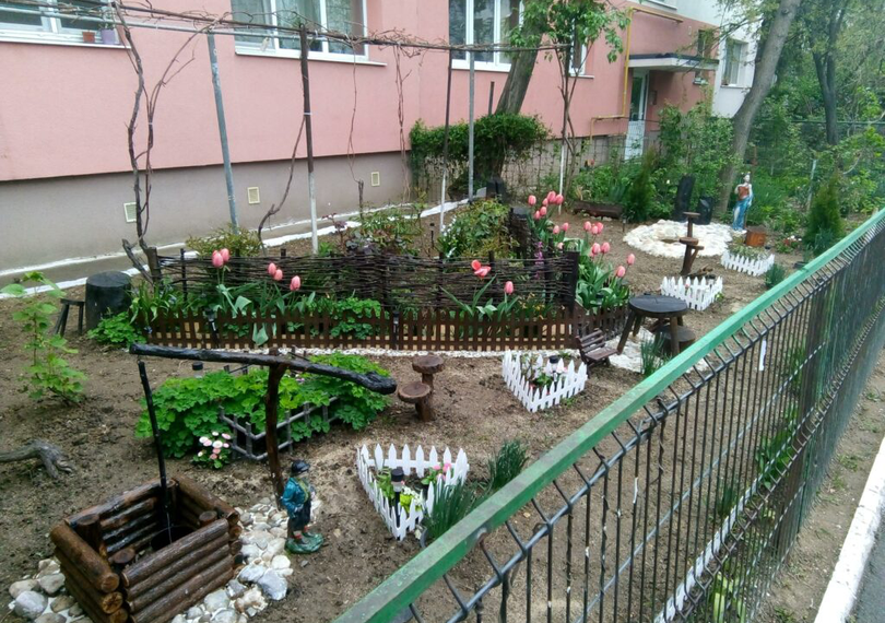 Scandal de pomină pentru câteva flori, la Târgu Jiu! O femeie și-a amenințat vecina cu sapa: „Îți dau în cap!”