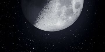 O rachetă SpaceX scăpată de sub control s-a ciocnit de Lună