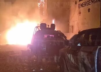 Mașină-capcană, explozie în fața secției de Poliție