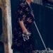 Bătrâna care a aruncat pisoiul peste gard. Gestul este greu de acceptat, dar povestea nu se termină cu eticheta de „monstru”