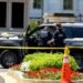 Prins cu o ghilotină masivă în camionetă