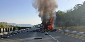 I-a luat foc remorca de la camion
