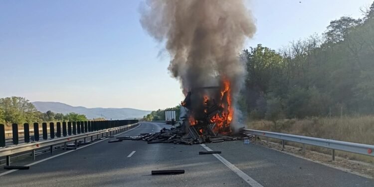 I-a luat foc remorca de la camion