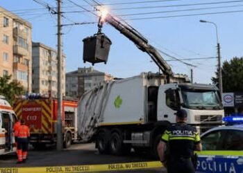 A murit electrocutat în timp ce ridica un tomberon de gunoi