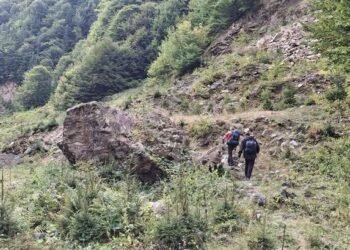 Un tânăr ucrainean fuge de război. Epuizat și deshidratat după trei zile de mers