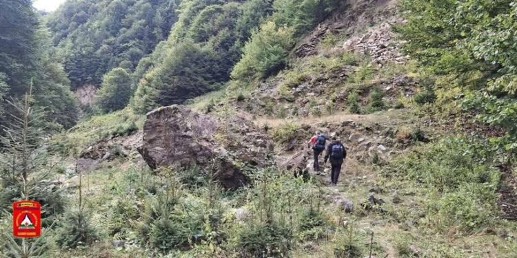 Un tânăr ucrainean fuge de război. Epuizat și deshidratat după trei zile de mers