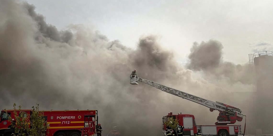 Incendiu puternic la un depozit de hârtie. RO-ALERT pentru populație