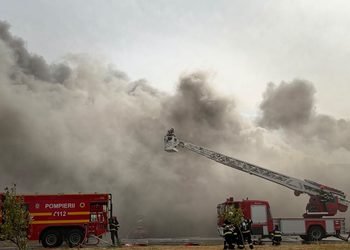 Incendiu puternic la un depozit de hârtie. RO-ALERT pentru populație