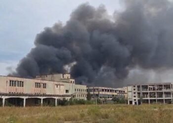 Incendiu puternic la un depozit de hârtie. RO-ALERT pentru populație