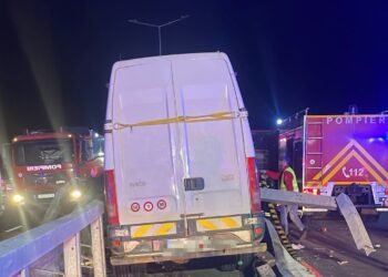 Două persoane rănite, una scoasă din mașină de pompieri