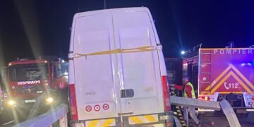 Două persoane rănite, una scoasă din mașină de pompieri