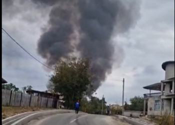 Foc uriaș la Drăguțești! Casa fostului primar, înghițită de flăcări. Flăcările se ridică la câțiva metri, iar fumul se vede de la kilometri