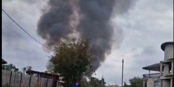 Foc uriaș la Drăguțești! Casa fostului primar, înghițită de flăcări. Flăcările se ridică la câțiva metri, iar fumul se vede de la kilometri