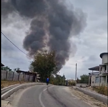 Foc uriaș la Drăguțești! Casa fostului primar, înghițită de flăcări. Flăcările se ridică la câțiva metri, iar fumul se vede de la kilometri