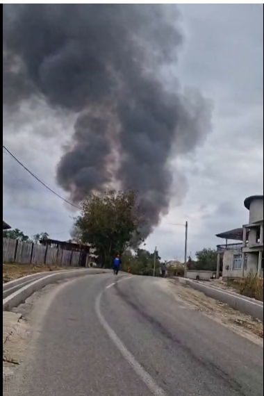 Foc uriaș la Drăguțești! Casa fostului primar, înghițită de flăcări. Flăcările se ridică la câțiva metri, iar fumul se vede de la kilometri