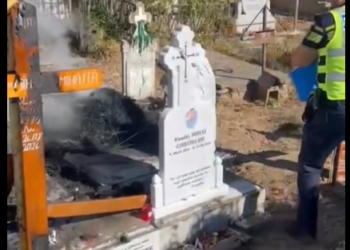 Incendiu într-un cimitir din Tismana. Doi polițiști au intervenit înainte ca focul să se extindă