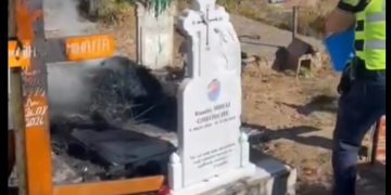 Incendiu într-un cimitir din Tismana. Doi polițiști au intervenit înainte ca focul să se extindă
