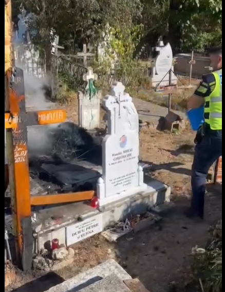 Incendiu într-un cimitir din Tismana. Doi polițiști au intervenit înainte ca focul să se extindă