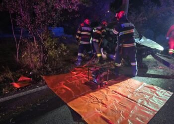 Doi tineri de 18 și 20 de ani au murit după ce mașina s-a făcut zob