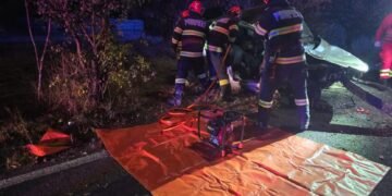 Doi tineri de 18 și 20 de ani au murit după ce mașina s-a făcut zob