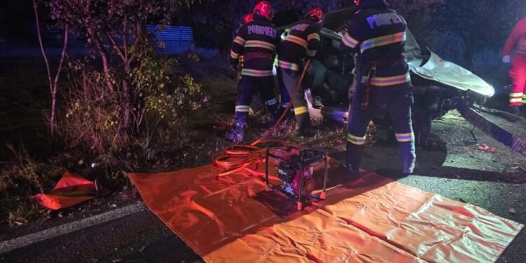 Doi tineri de 18 și 20 de ani au murit după ce mașina s-a făcut zob