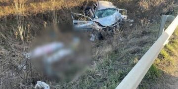 Tragedie în Gorj, în toiul nopții. Un tânăr de 20 de ani a murit după ce s-a izbit cu mașina de un parapet