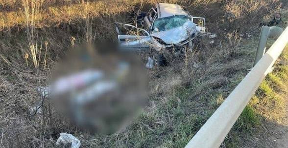 Tragedie în Gorj, în toiul nopții. Un tânăr de 20 de ani a murit după ce s-a izbit cu mașina de un parapet
