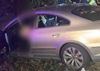 Doi tineri de 18 și 19 ani au murit după ce mașina în care se aflau a lovit un copac