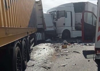 Microbuz strivit între două TIR-uri. Două pasagere au murit!