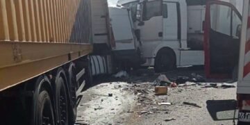 Microbuz strivit între două TIR-uri. Două pasagere au murit!