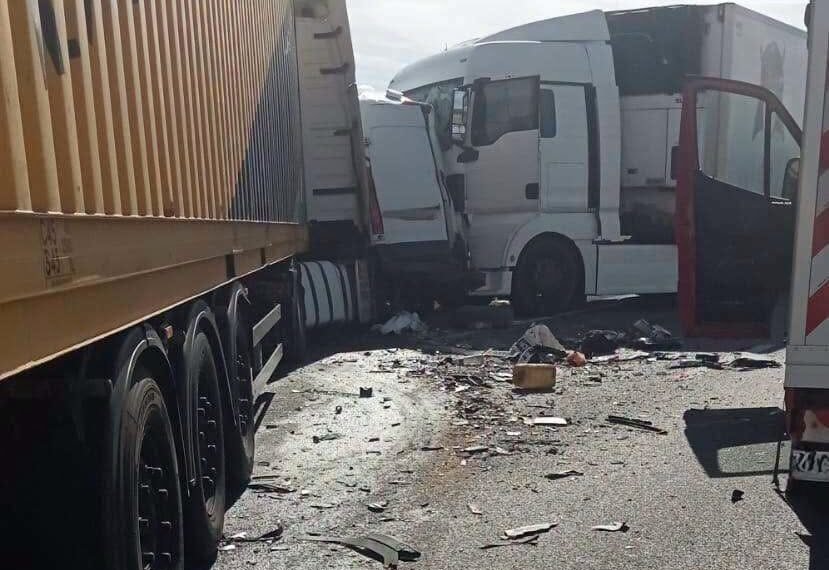 Microbuz strivit între două TIR-uri. Două pasagere au murit!