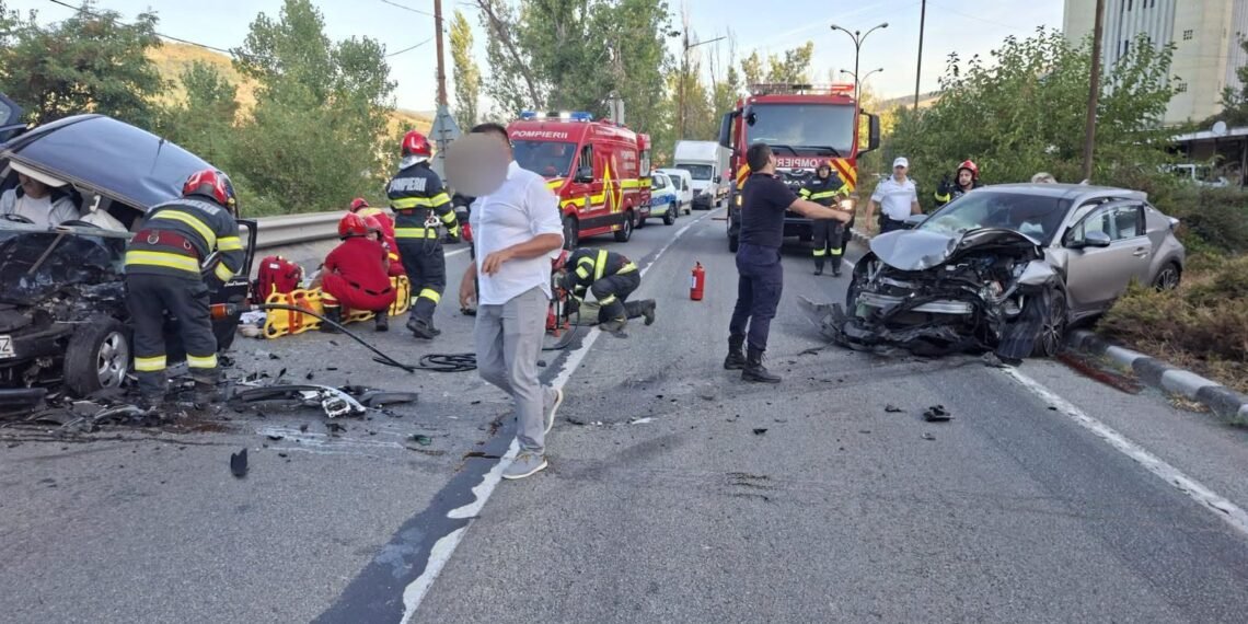 Accident cu patru răniți! Trafic blocat pe DN 6 după ce două mașini s-au făcut praf