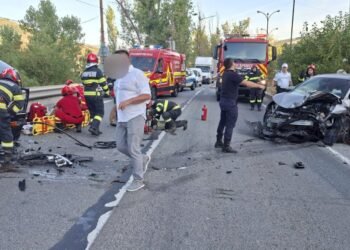 Accident cu patru răniți! Trafic blocat pe DN 6 după ce două mașini s-au făcut praf
