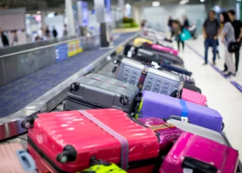 Cuplu de ruși, prins cu 19 valize pline de tehnică de spionaj și o mie de prezervative, în aeroport