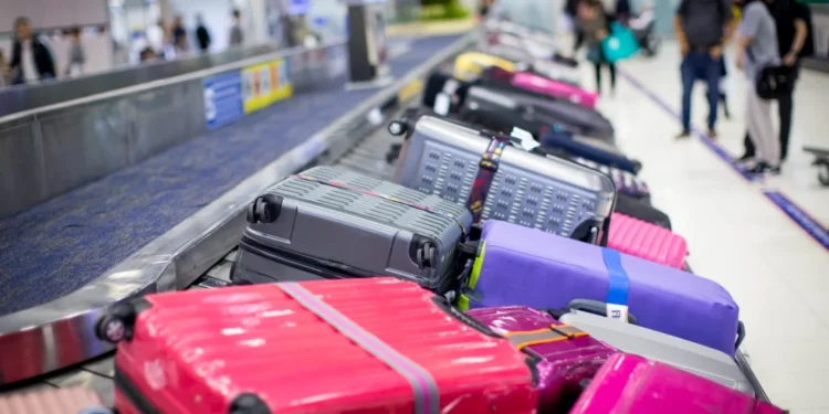 Cuplu de ruși, prins cu 19 valize pline de tehnică de spionaj și o mie de prezervative, în aeroport