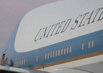 Războiul lui Donald Trump cu presa escaladează: Jurnaliștii CNN, interziși la bordul Air Force One