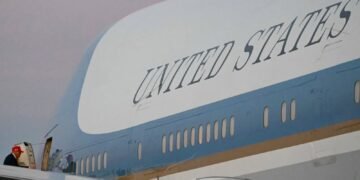 Războiul lui Donald Trump cu presa escaladează: Jurnaliștii CNN, interziși la bordul Air Force One