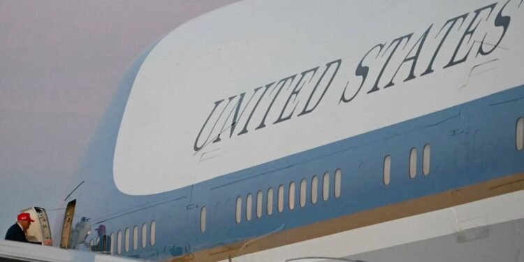 Războiul lui Donald Trump cu presa escaladează: Jurnaliștii CNN, interziși la bordul Air Force One