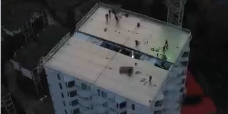 Bloc construit de chinezi în doar 5 zile