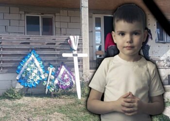 Tragedie cumplită în Bunești. Un băiețel de numai 5 ani a murit înecat într-un butoi cu apă. Tatăl l-a căutat și l-a găsit fără viață