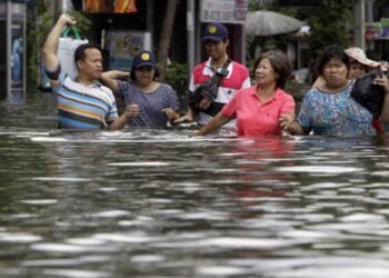 Străzile din Bangkok au fost înghițite de ape pline de șerpi și crocodili