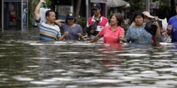 Străzile din Bangkok au fost înghițite de ape pline de șerpi și crocodili