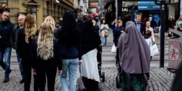 Suedia le dă bani migranților să plece definitiv